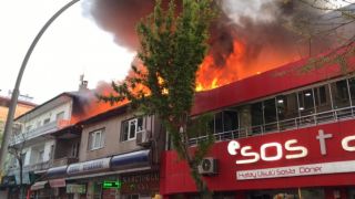 Elbistan'da iş yerinin çatısı alev alev yandı