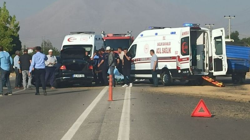Elbistan’da otomobil traktör römorkuna çarptı: 4 yaralı